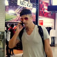Reynaldo Gianecchini exibe novo corte de cabelo ao embarcar em aeroporto no Rio