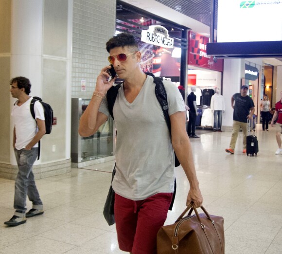 Reynaldo Gianecchini exibiu os cabelos cortados nas laterais ao embarcar no aeroporto Santos Dumont, no Rio de Janeiro, na tarde desta segunda-feira, 6 de abril de 2015