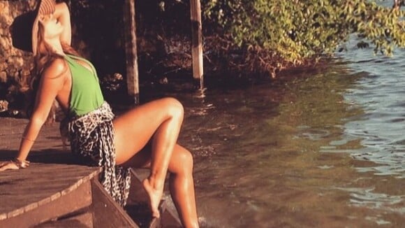 Anitta posta foto sensual de maiô e ganha elogios de fãs: 'Diva'