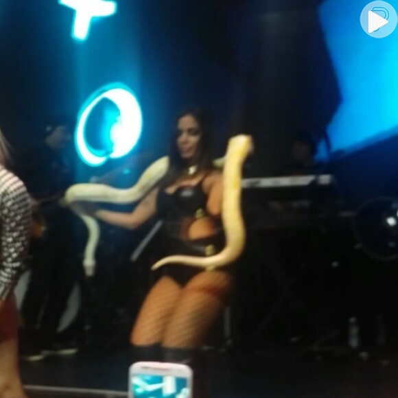 Além de surpreender com um look ousado, Anitta ainda dançou com uma cobra no show