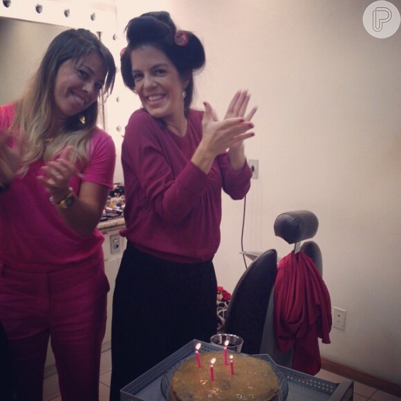 Mariana Gross ganhou bolo no camarim da TV Globo