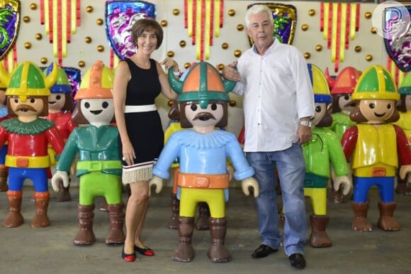Viviane Senna posa com o presidente da Unidos da Tijuca, Fernando Horta, junto com bonecos coloridos