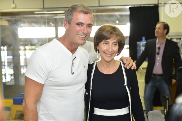Viviane Senna e Paulo Barros posam juntos para a foto