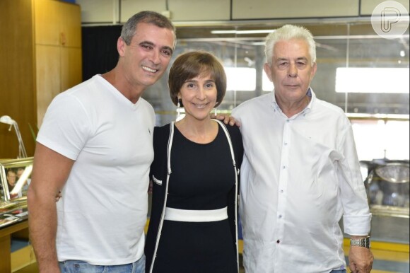 Viviane, irmã de Ayrton Senna, posa para a foto com Paulo Barros e com o presidente Fernando Horta