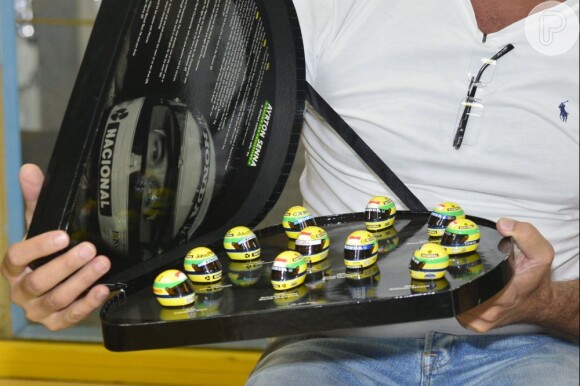 Paulo Barros recebeu de presente uma coleção de minicapacetes como os que Ayrton Senna usava