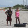 Giovanna Ewbank mostra agilidade em treino funcional na praia