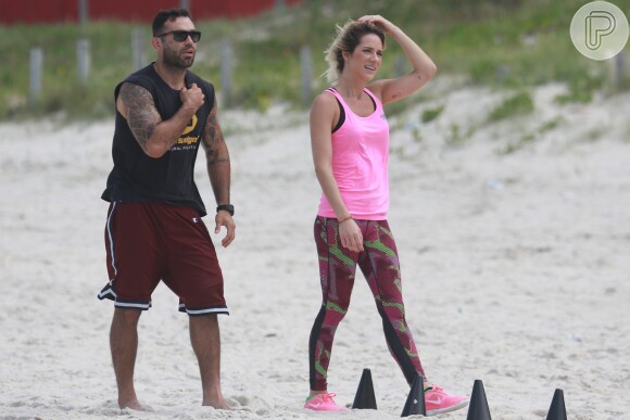 Giovanna Ewbank escolheu um look todo rosa para se exercitar ao lado do personal Chico Salgado