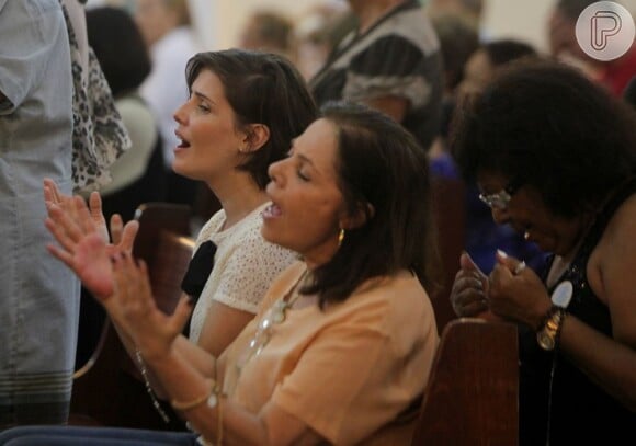 Deborah Secco frequenta a igreja onde Allyson Castro se apresenta