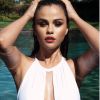 Selena Gomez posa de maiô branco decotado e fãs comentam: 'É claro que os mamilos apareceriam', destacou