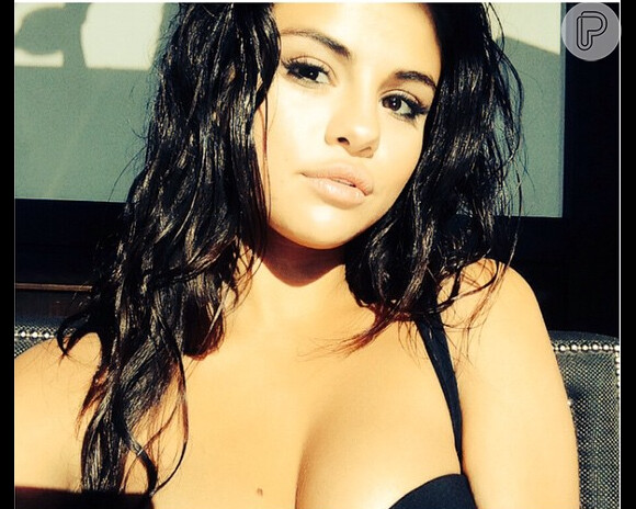Certa vez Selena Gomez postou uma foto decotada e os fãs elogiaram os seios da cantora