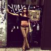 De top cropped preto e pantalona estampada, Thaila posa nas ruas de Nova York