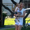 Ana Hickmann está passeando com o filho pela primeira vez pelo Rio de Janeiro