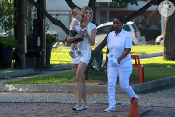 Ana Hickmann se divertiu com o filho, Alexandre Jr., durante passeio pelo Rio de Janeiro