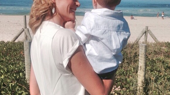 Ana Hickmann passeia com o filho, Alexandre Jr., por praia do RJ: 'Primeira vez'
