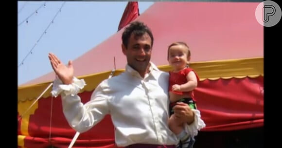 Ator Domingos Montagner paticipa do quadro 'Papo de Estrela' com a Angélica e mostra foto antiga com um dos três filhos, no programa 'Estrelas' deste sábado, 11 de abril de 2015