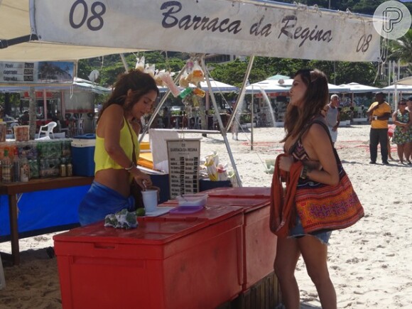 Cris (Tainá Müller) vai à barraca de Regina (Camila Pitanga) na praia e finge que não a conhece, na novela 'Babilônia', em abril de 2015