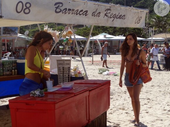 Cris (Tainá Müller) fica sabendo que Vinícius (Thiago Fragoso) viajou pra serra com  Regina (Camila Pitanga) e resolve ir à barraca dela na praia, na novela 'Babilônia'