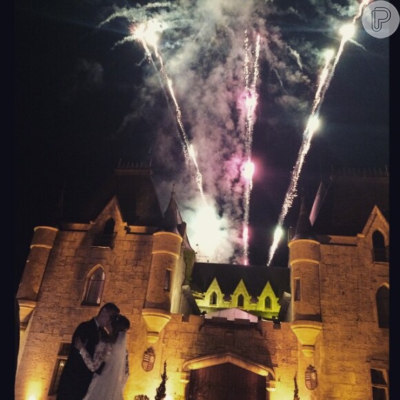 Fogos de artifício saudaram casamento de Nathy Marbá, sobrinha de Angélica, em castelo de Itaipava, na Região Serrana do Rio, neste sábado, 11 de abril de 2015
