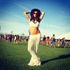 Thaila Ayala também usou uma calça pantalona rendada no festival de música Coachella, na Califórnia, nos Estados Unidos