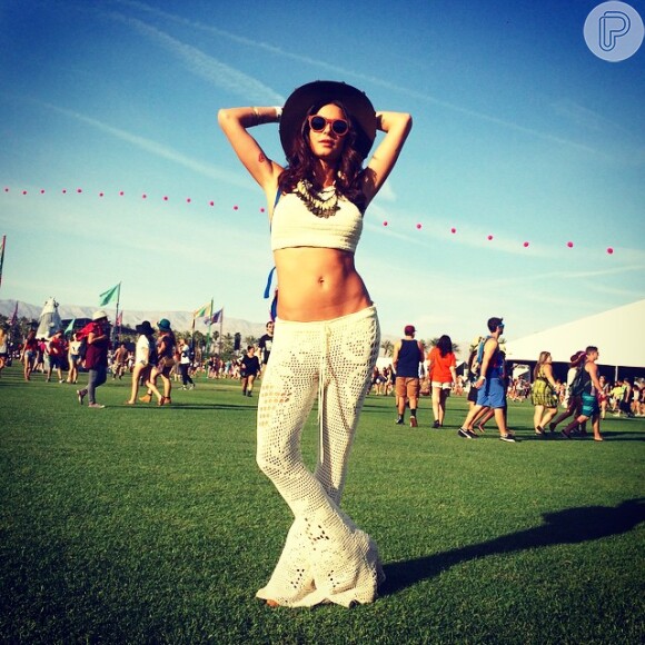 Thaila Ayala também usou uma calça pantalona rendada no festival de música Coachella, na Califórnia, nos Estados Unidos