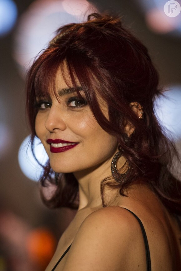 Com visual diferente e peruca ruiva, Letícia Sabatella canta em 'Sangue Bom' e não descarta a possibilidade de gravar um disco, em maio de 2013