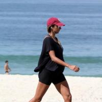 Flávia Sampaio, grávida de Eike Batista, caminha na orla do Leblon, no Rio