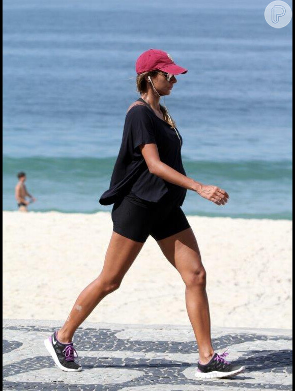 Flávia Sampaio caminha na orla da praia do Leblon, em 16 de maio de 2013