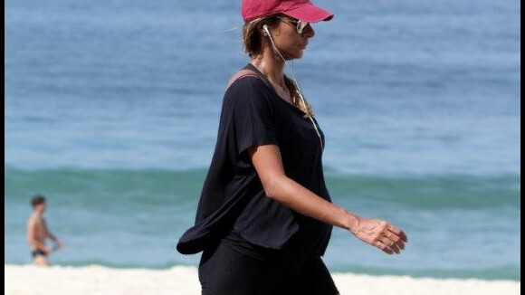 Flávia Sampaio, grávida de Eike Batista, caminha na orla do Leblon, no Rio