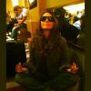 Giovanna Antonelli posta foto em que aparece meditando no aeroporto