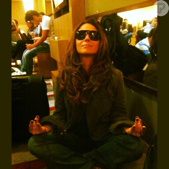 Giovanna Antonelli posta foto em que aparece meditando no aeroporto