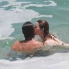 Sergio Guizé e Nathalia Dill já foram clicados aos beijos em uma praia no Rio, mas negam namoro