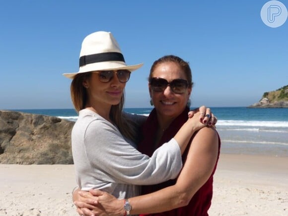Bianca (Cleo Pires) e Maitê (Cissa Guimarães) terminam batendo papo em uma praia de nudismo, no último capítulo de 'Salve Jorge'