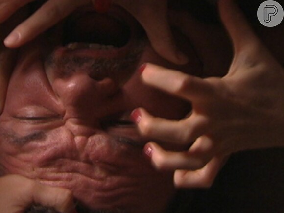 Russo (Adriano Garib) sofre a retaliação das traficadas e toma surra algemado na cama, no último capítulo de 'Salve Jorge'