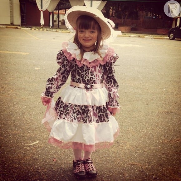 Rafaella Justus usa traje caipira na Festa Junina de sua escola em 18 de maio de 2013