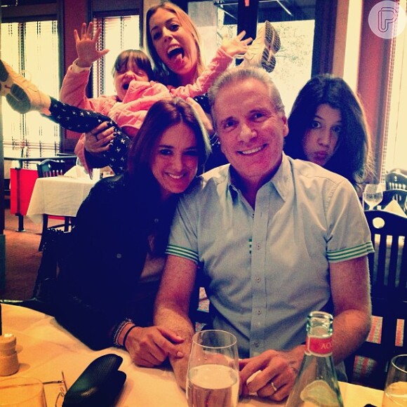 Roberto Justus posta foto com suas filhas e com a mulher, Ticiane Pinheiro. Na legenda, o empresário brinca: 'Tentando tirar uma foto 'normal' mas as filhas resolveram aprontar! Kkk...'