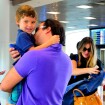 Leticia Birkheuer embarca em aeroporto na companhia do ex-marido e do filho