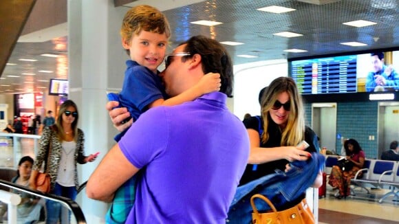 Leticia Birkheuer embarca em aeroporto na companhia do ex-marido e do filho