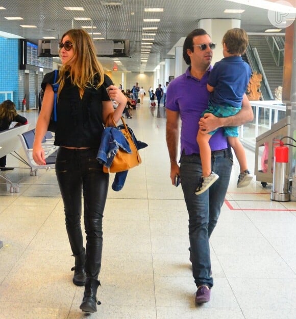 Leticia Birkheuer embarca em aeroporto do Rio na companhia do ex-marido e do filho