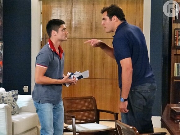 Marcos (Thiago Lacerda) ameaçou entregar Gustavo (Guilherme Leicam) à polícia por tráfico, caso ele não lhe ajudasse a armar a prisão de Bia (Raquel Fabbri)