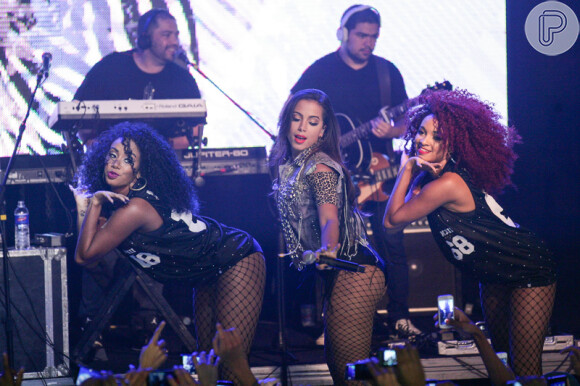 Em cima do palco, Anitta abusou da sensualidade em suas coreografias