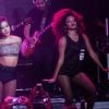 Anitta sensualiza durante show em SP com presença das ex-BBBs Amanda e Tamires, nesta sexta-feira, 17 de abril de 2015
