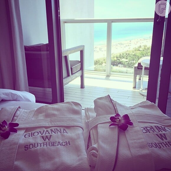 Giovanna Ewbank e Bruno Gagliasso foram recebidos com um roupaão pesonalizado pelo hotel em que estão hospedados em Miami