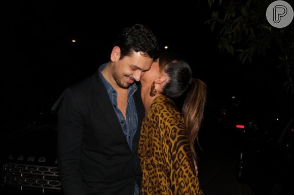 Sabrina Sato beija João Vicente de Castro na festa de 30 anos de Mirella Santos
