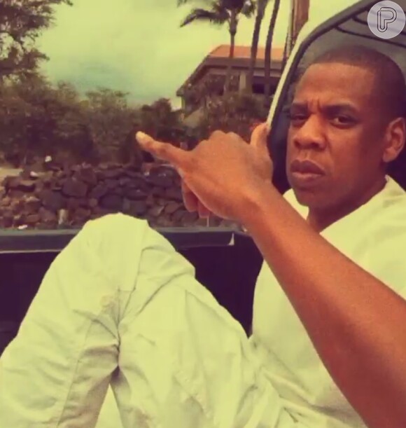 Jay-Z aparece em um dos vídeos enquanto trafegam pela ilha