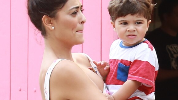 Juliana Paes usa look despojado em festa infantil com os filhos e o marido