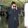 Kim Kardashian, grávida, se rende às sapatilhas após inchaço nos pés. A reality star foi flagrada caminhando pelo Aeroporto JFK, em Nova York, nos EUA, em 18 de maio de 2013