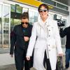 Kim Kardashian e sua mãe, Kris Jenner, foram clicadas no Aeroporto JFK em Nova York, EUA. Kim trocou o salto alto pelas sapatilhas