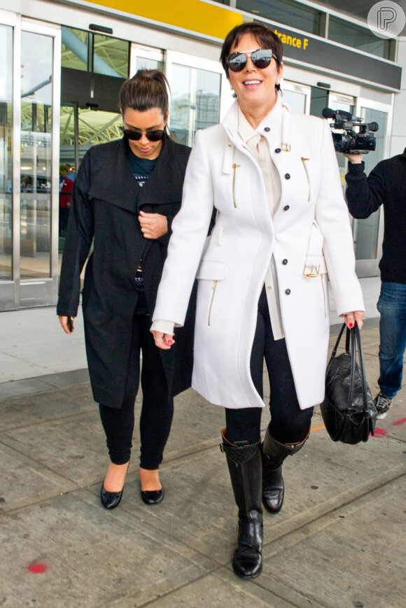 Kim Kardashian e sua mãe, Kris Jenner, foram clicadas no Aeroporto JFK em Nova York, EUA. Kim trocou o salto alto pelas sapatilhas