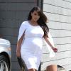 Kim Kardashian, grávida de Kanye West, foi flagrada com os pés inchados usando sandálias de salto alto