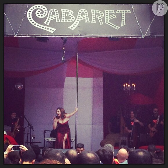 Marisa Orth se apresenta no palco Cabaret